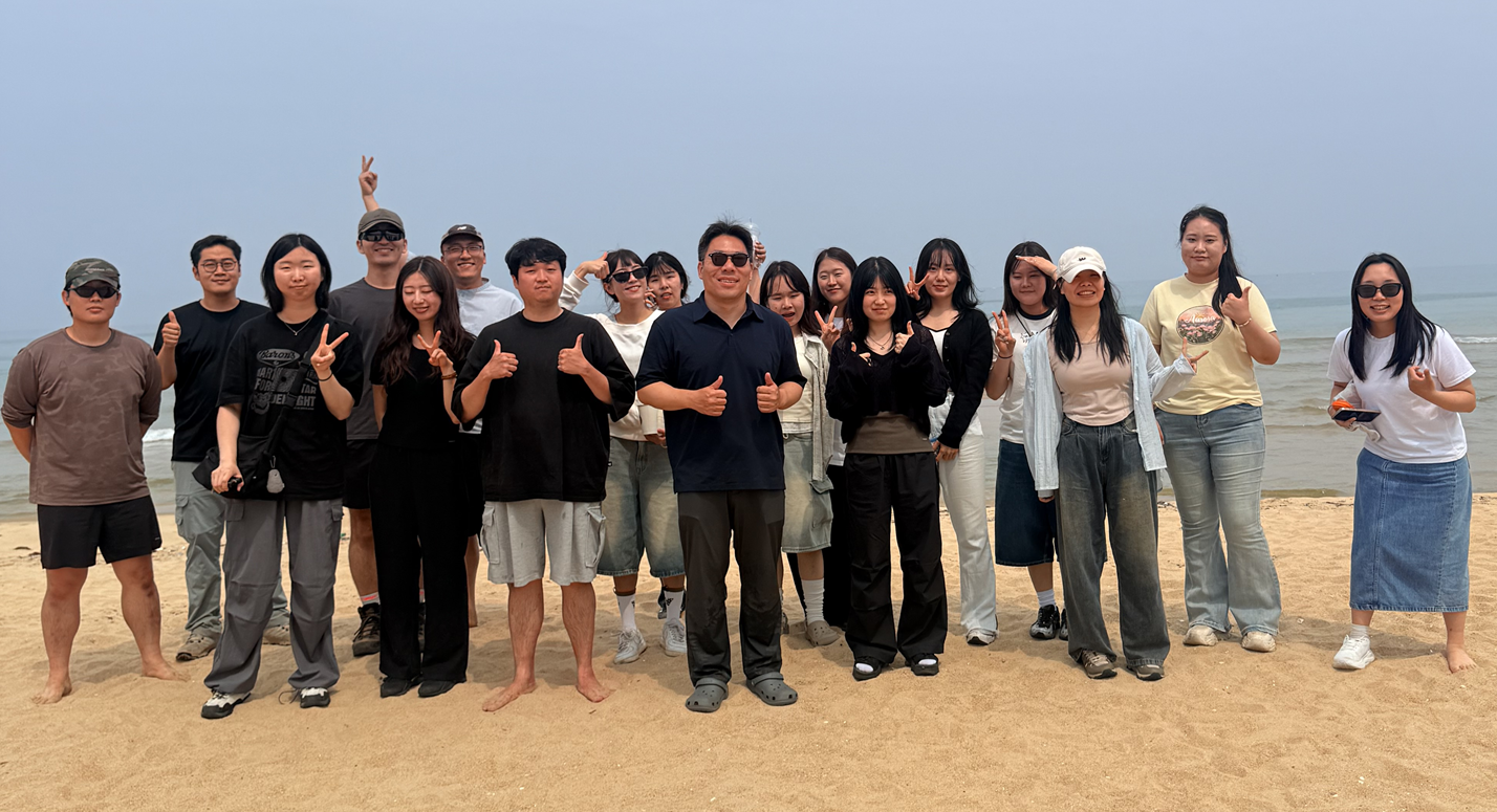 속초해수욕장에 모여 LEP 단체사진 한 컷