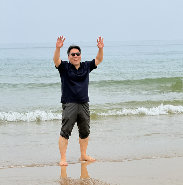 온 몸으로 속초 바다를 만끽하시는 송영근 교수님