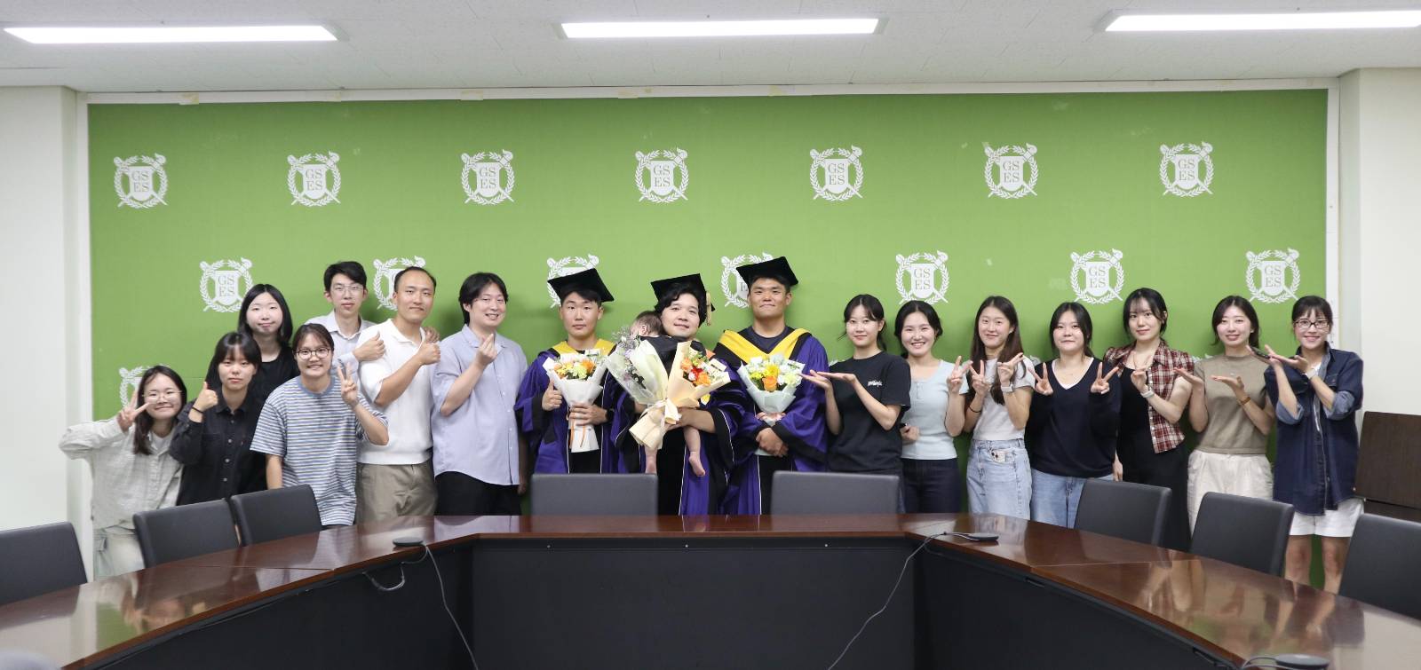 &nbsp; 

기념사진 촬영과 축하 현장 1

