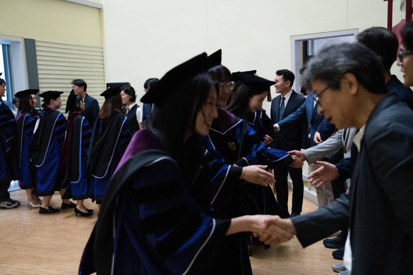 &nbsp; 학위수여자들과 교수님들의 인사 2