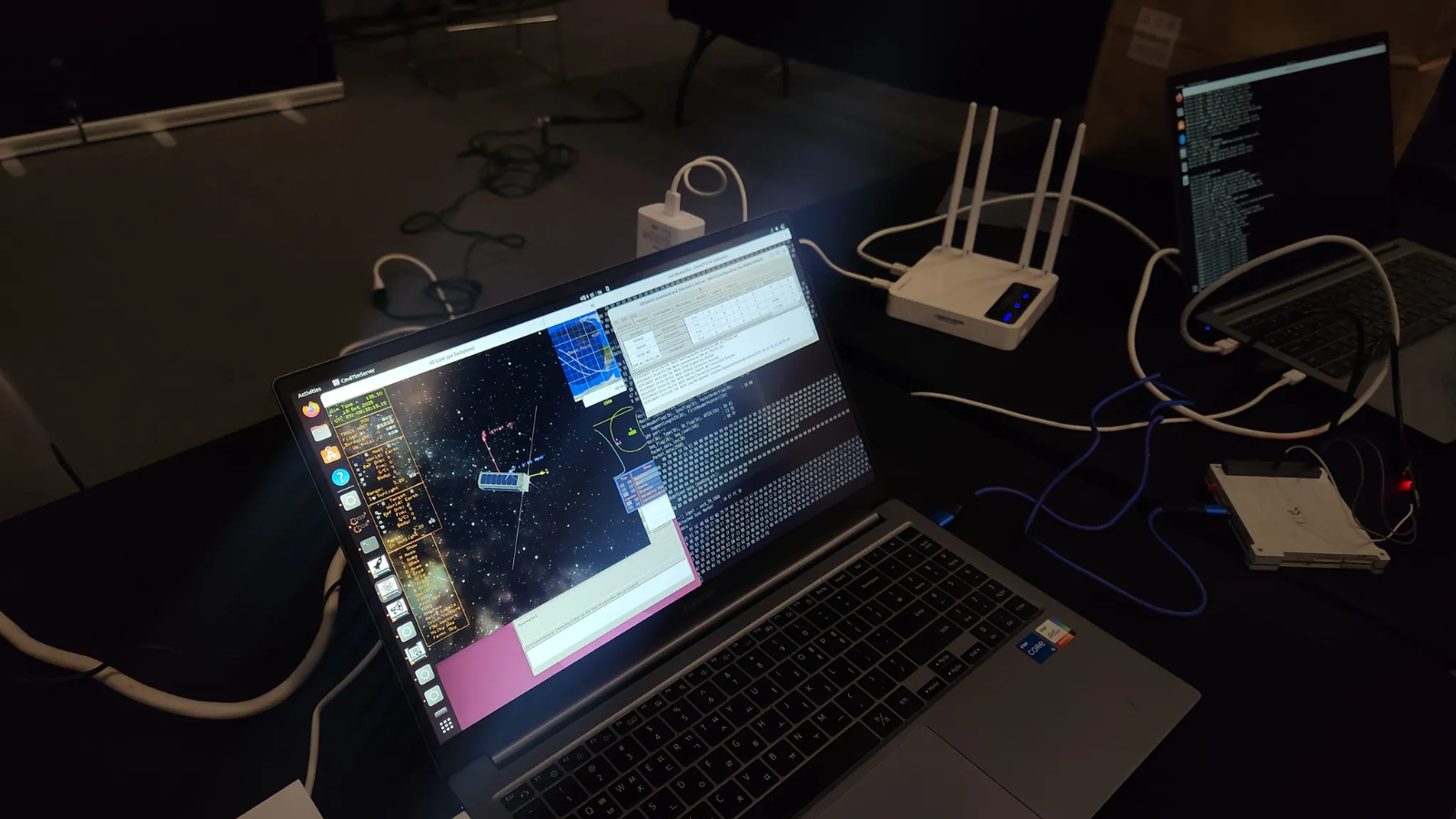 부스 구성 사진(인공위성 시뮬레이터 ← 위성 메인보드 → 지상국)