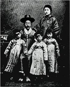 1902년 부인 마수진(마애방)과 자녀들과 함께