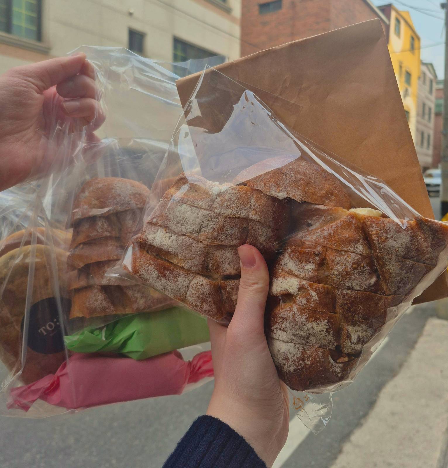 종이 봉투에도 빵이 가득...🥖