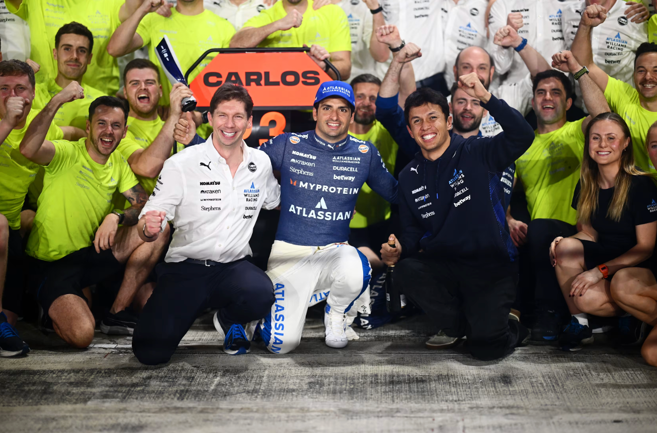 가운데 카를로스 사인츠 선수 / 우 알렉스 알본 선수