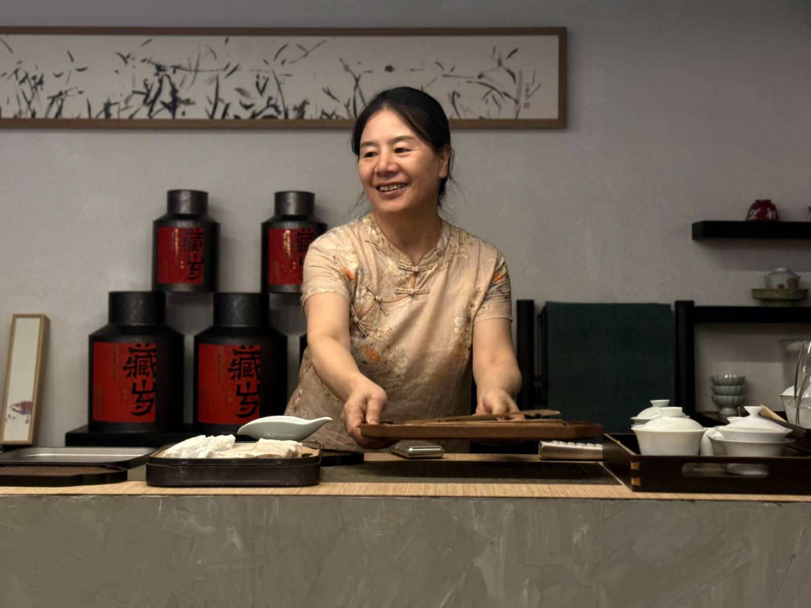 아르가의 주인장인 노승희님. 심지가 굳지만 맑고 순한 고수홍차 같은 분이다.