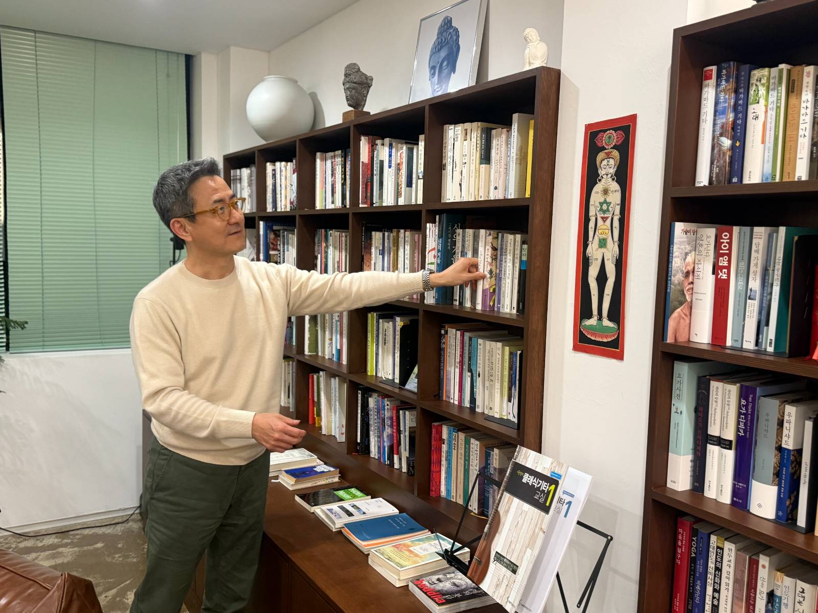 라운지 아카식의 김재형 대표. 이곳에 있는 책들은 그가 평생 모은 장서들이다.