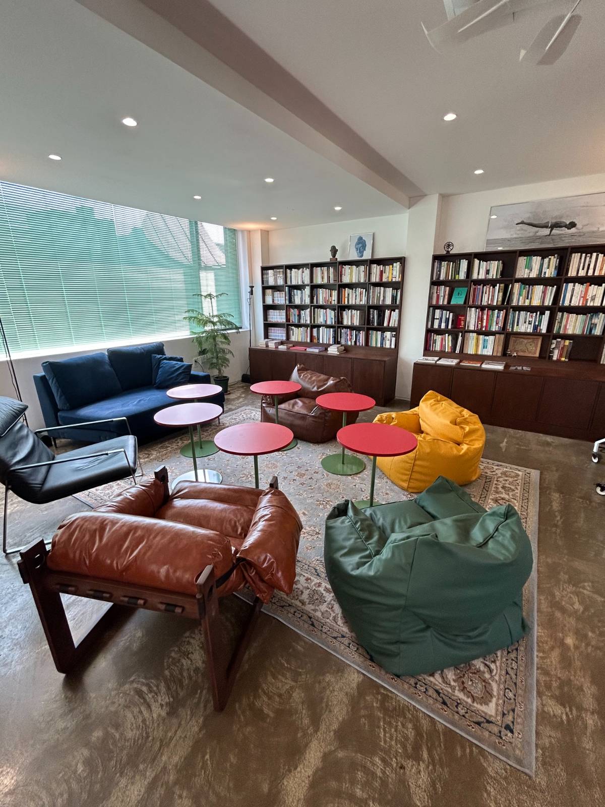 각종 리클라이너 소파들. 빈백을 치우면 바로 명상공간이 된다.