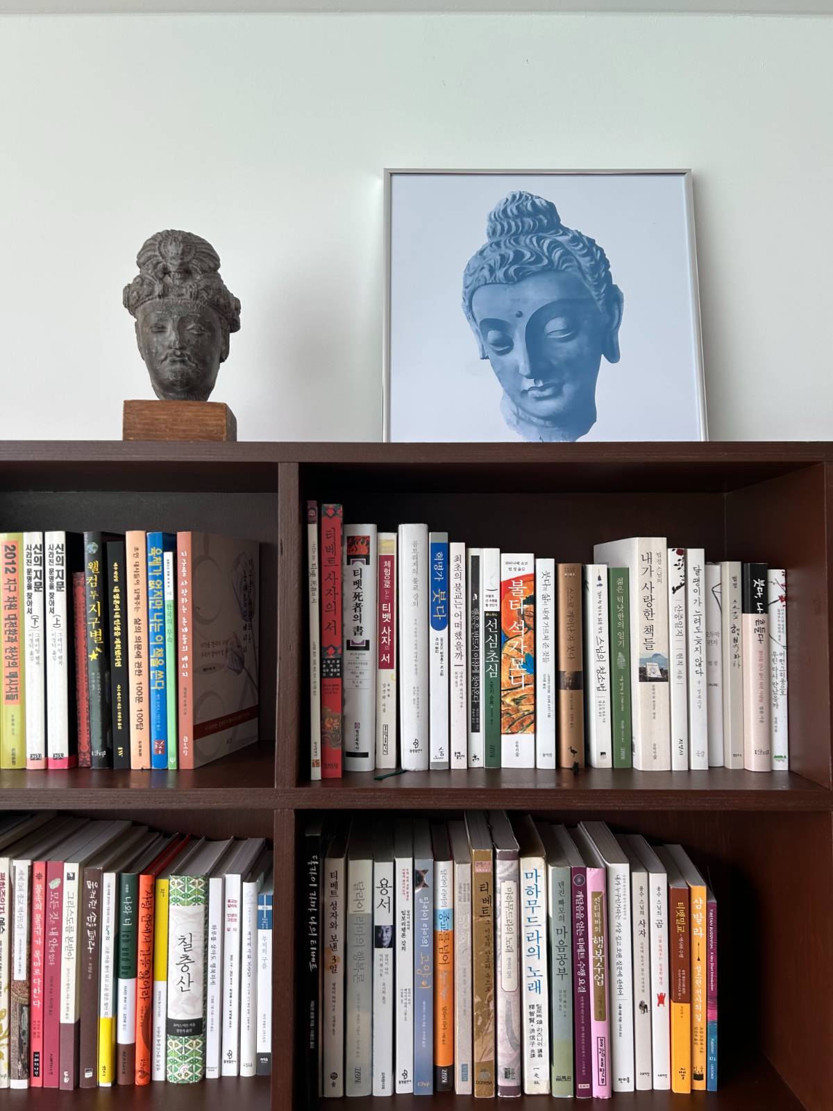 영성분야의 책만 이렇게 모은 서가는 찾기 힘들 정도로 다양한 책들이 구비돼 있다.