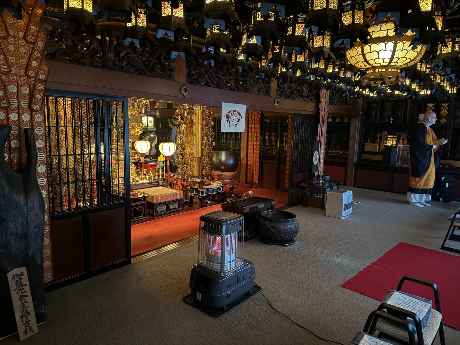 요치인의 새벽예불이 끝난 후의 법당의 모습.