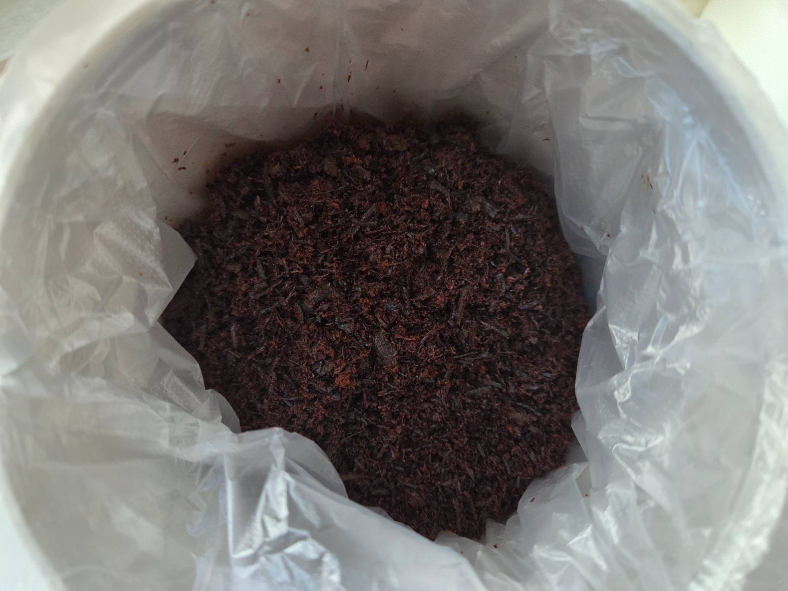 가루가 된 음식물은 미닉스에서 구매 혜택으로 제공한 보관통에 비닐을 씌워 모았다가 버리고 있어요. 비닐을 씌우지 않으면 보관통에도 기름기가 남아서 잘 안 없어지더라고요🥹