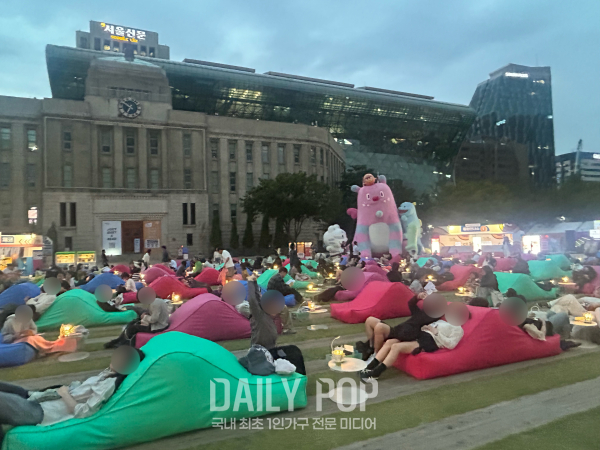 &nbsp; 서울광장에 마련된 야외도서관&nbsp;&nbsp;