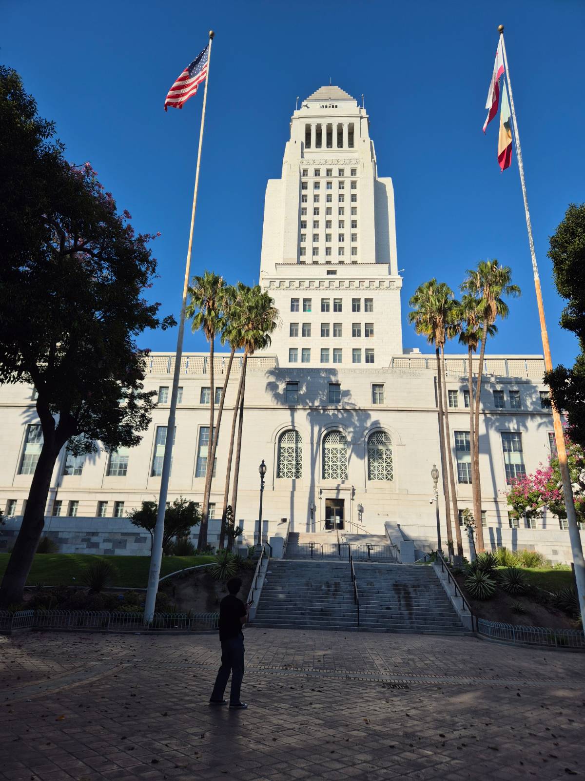 금융가를 거쳐 LA 시청까지 걸으며 아들과 많은 얘기를 나눴다.('25.9.28)