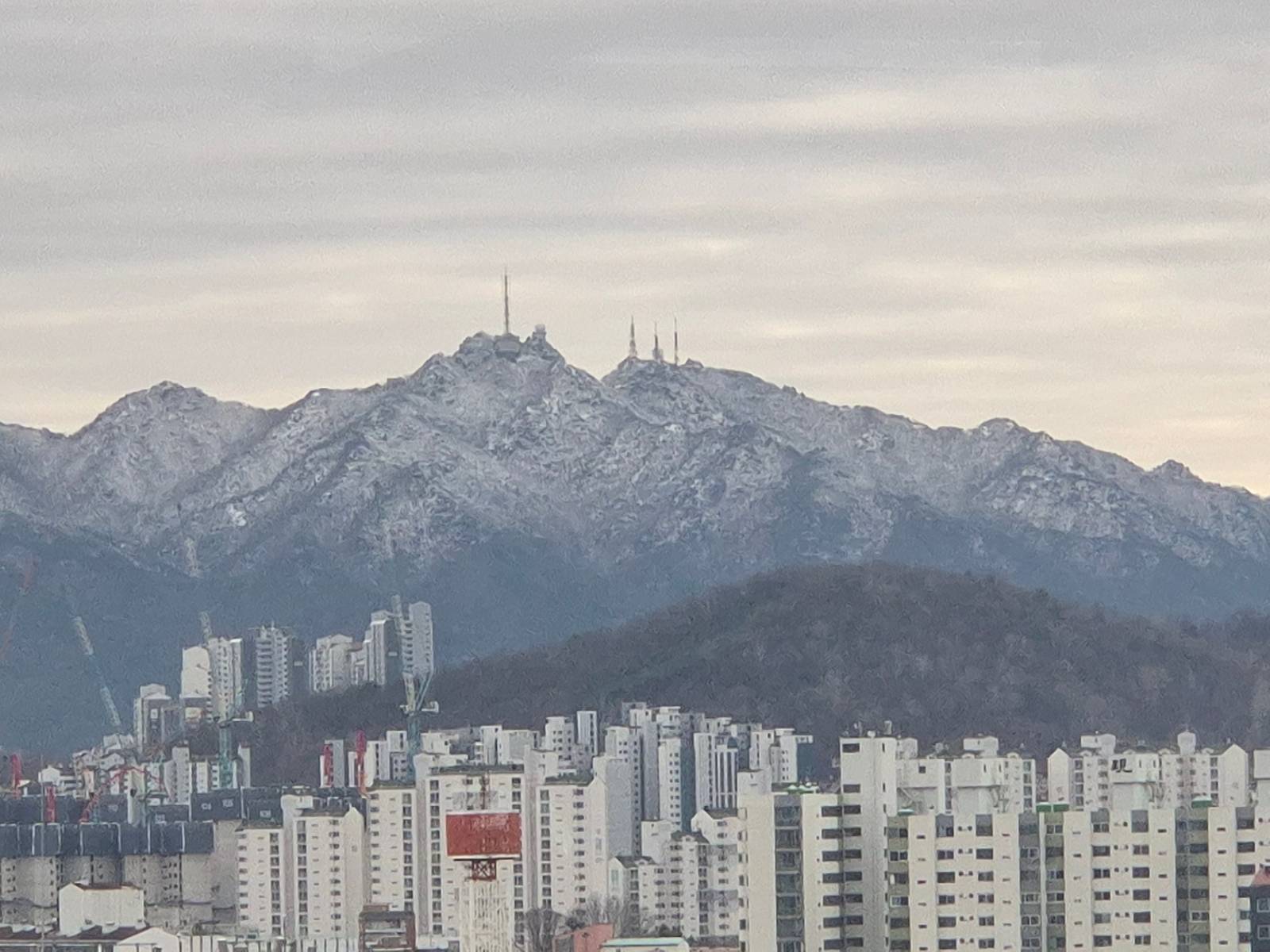 때 늦은 봄 눈에 덮인 관악산('26.3.3)