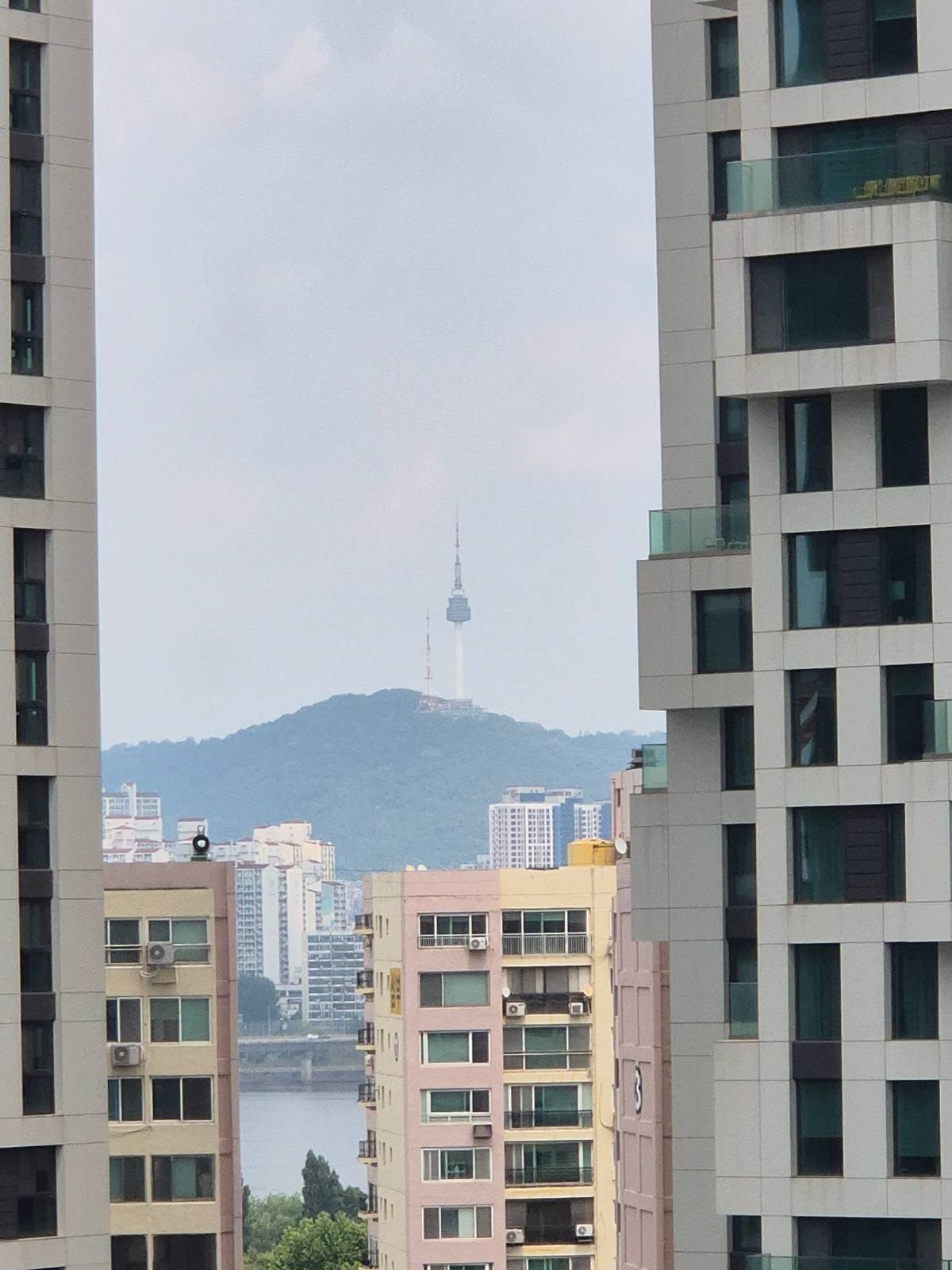 여의도 브라이튼(옛 MBC) 사이로 보이는 남산타워('26.7.1)