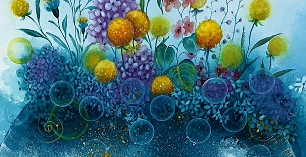 주변의 작은 꽃송이와 열매들