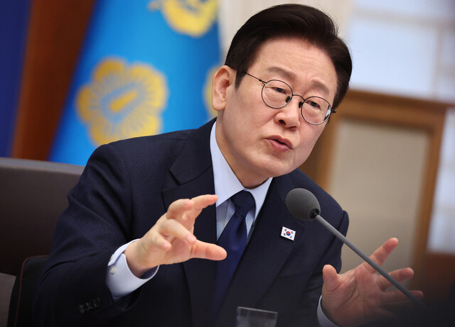 불어난 쓰레기, 처치 곤란. 심각한 저출산·고령화 시대로 의대 증원 막을 수 없어 — 균형 잡기 위한 몸부림, 한국의 시장 전망까지 10 시사 소식!의 썸네일 이미지