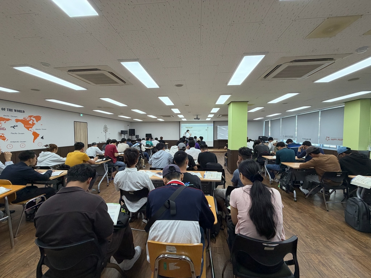[사진1]&nbsp;외국인 노동자 산업재해 상담