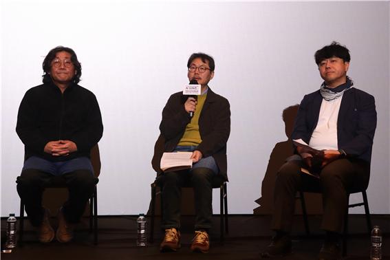 <AI 시민 영화 포럼> 라운드테이블에서 전병원 교수가 발언하고 있다. (왼쪽부터 김희진, 전병원, 양민호)