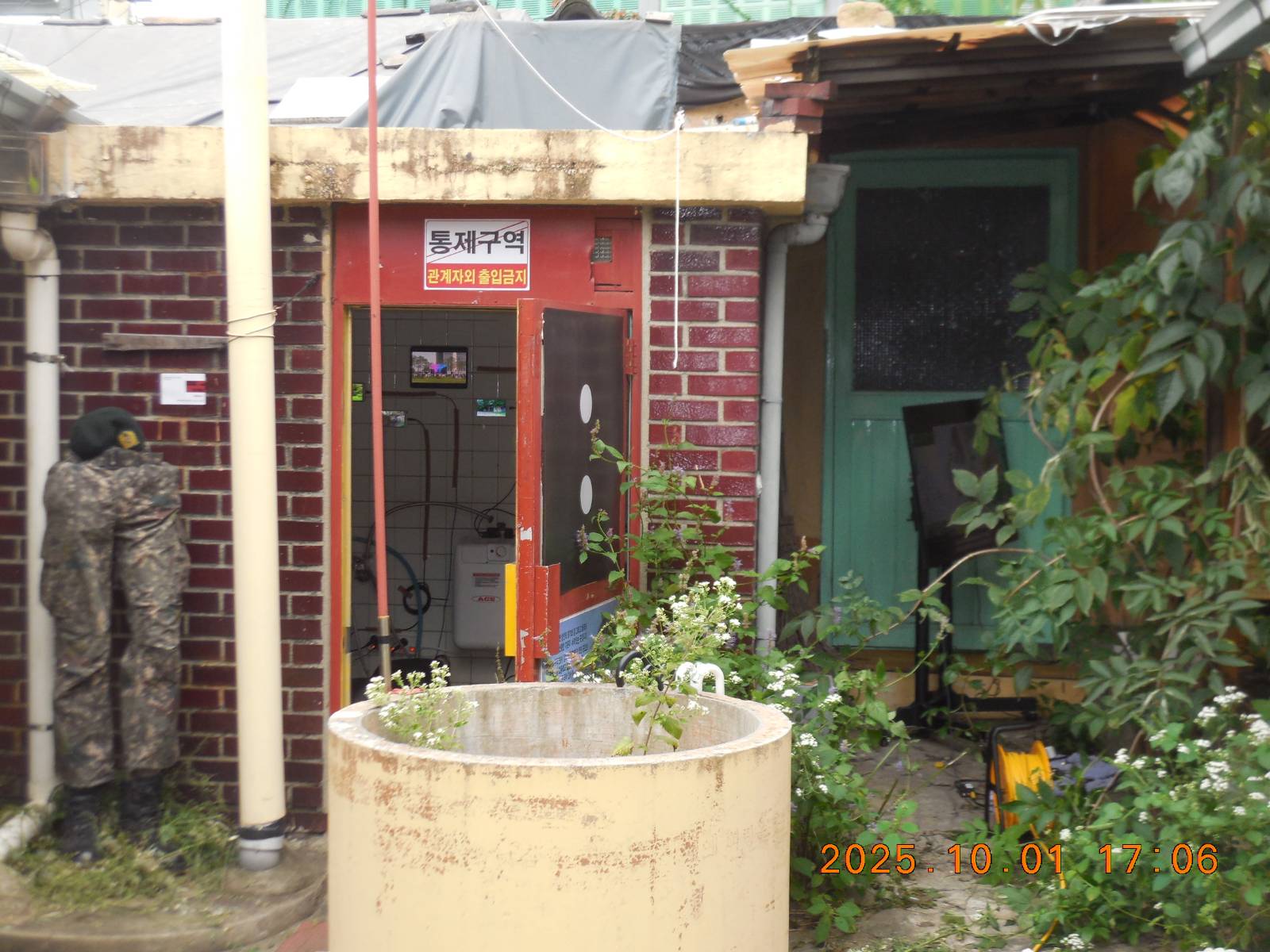 ▲ 2025.10.1-4. '마침 내 극장' <뼈와 살을 가진 유령>(박명훈, 2025) 상영관 입구 (사진 제공: 김다영)&nbsp;