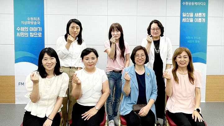 &nbsp; &nbsp; ▲ 2023년 7월, 수원공동체라디오 개국식에 모인 운영진,&nbsp;뒷줄 맨 왼쪽이 김윤지 본부장. (사진 제공:&nbsp;수원공동체라디오)&nbsp;&nbsp;