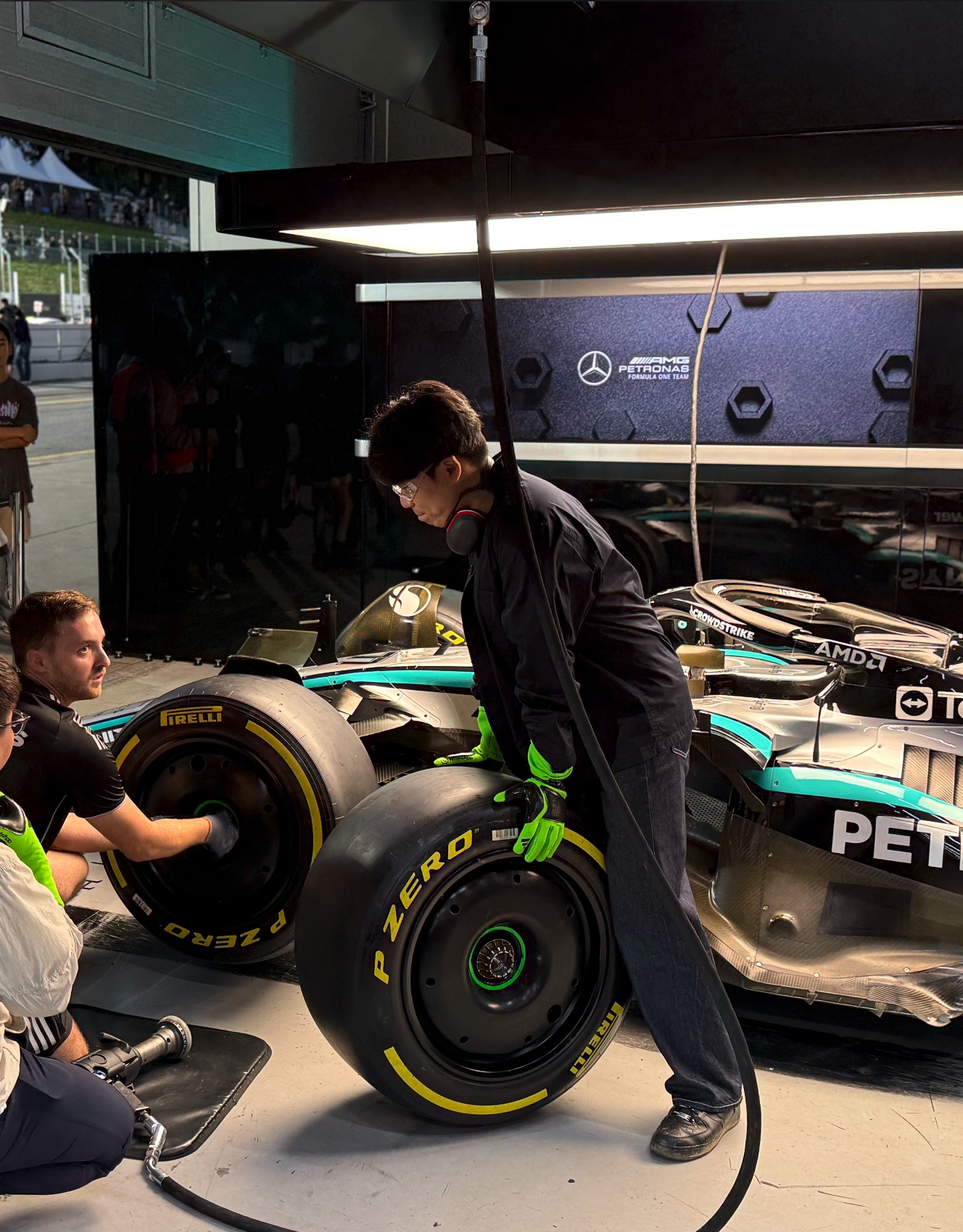 타이어를 붙잡고 있는 사람.. 접니다..😅