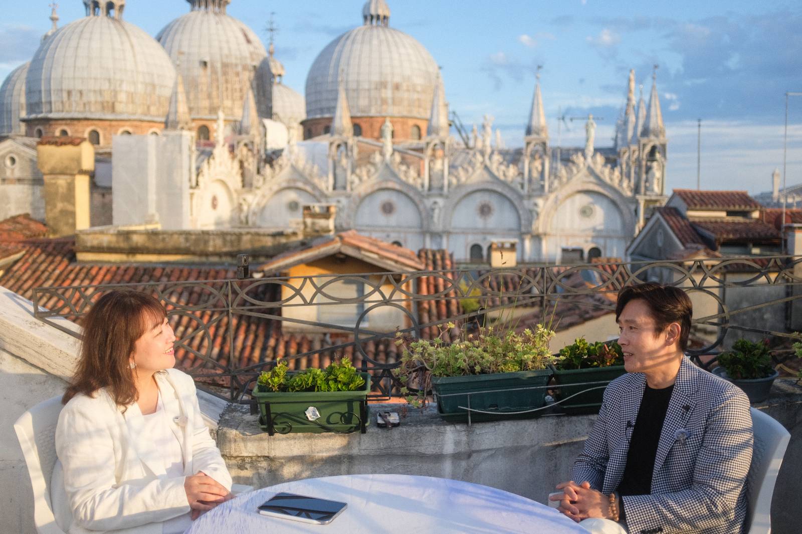 <어쩔 수 없다>의 이병헌 배우 X 베니스영화제 X 백은하의 주고받고&nbsp;(c) 백은하