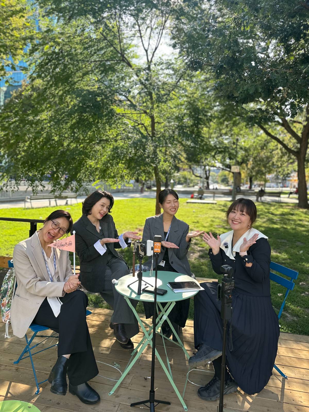 토론토영화제에서 <세계의 주인>(윤가은 감독/10월 22일 대개봉!) 팀과 함께한 인터뷰를 기다리고 있어요.&nbsp;(c) 백은하&nbsp;