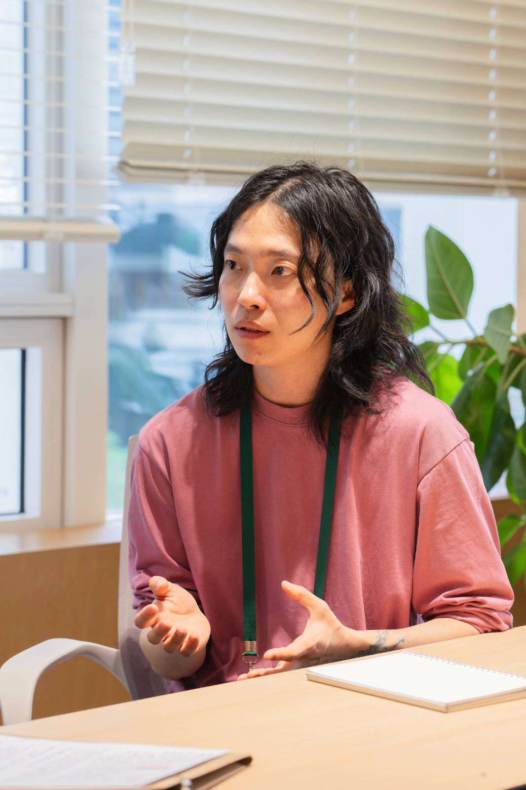 6월의 호영 작가/번역가. 사진을 클릭하시면 작가님의 인스타그램으로 연결됩니다. (사진: 최요한)