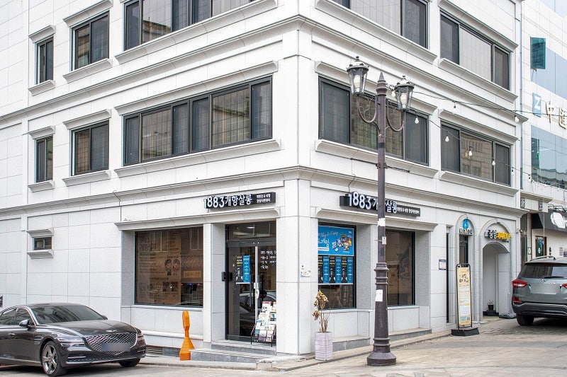 1883개항살롱 건물