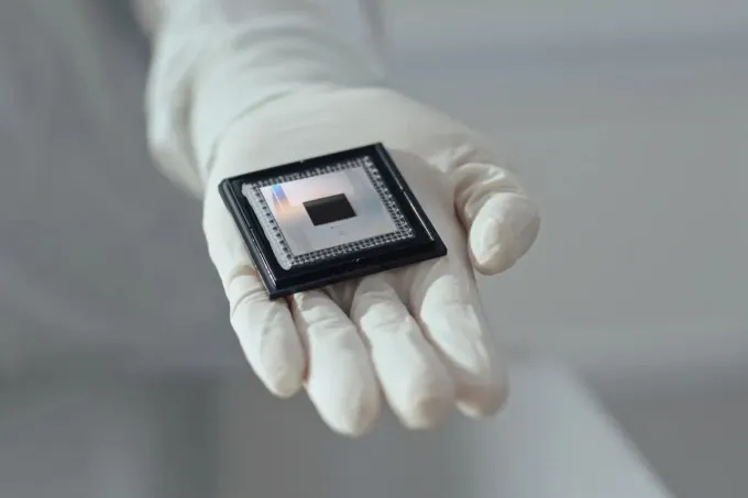 이미지 출처=구글 퀸텀AI (구글의 105큐비트급 최신 초전도 양자 칩 '윌로우(Wiliow)')