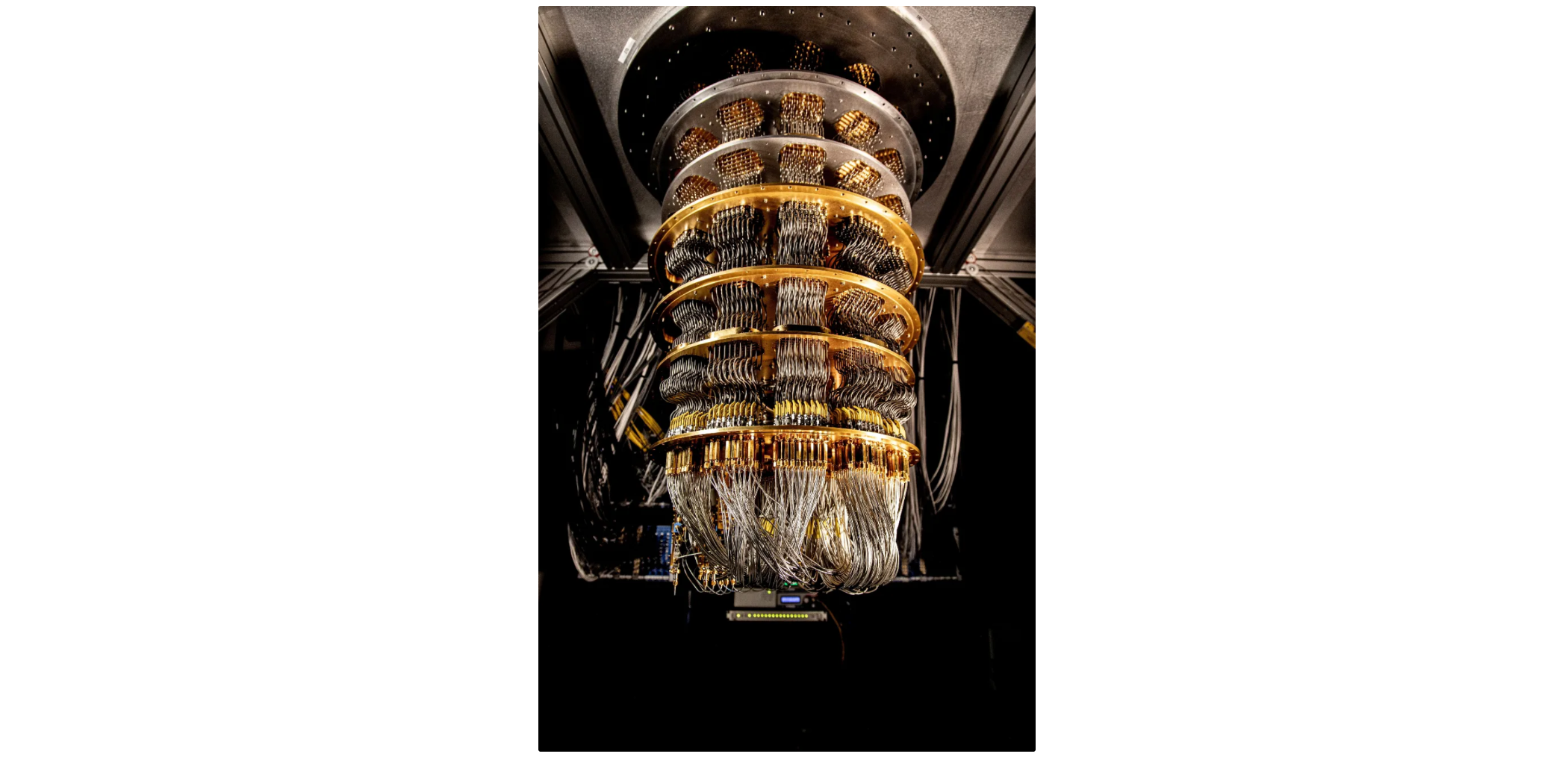 이미지 출처=로이터 (양자 컴퓨팅 칩을 냉각하는 초저온 냉장고 이미지)