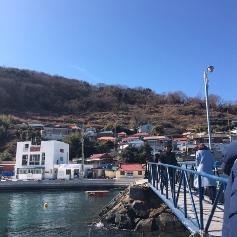 ์ ์ฐฉ์ฅ์์ ํ ๋จธ๋ ๋์ ๋ฐ๋ผ๋ดค์ ๋