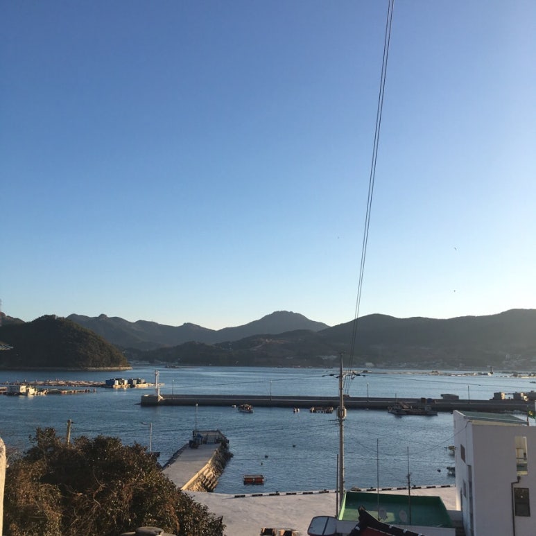 ํ ๋จธ๋ ๋์์ ๋ณด์ด๋ ์ ์ฐฉ์ฅ ํ๊ฒฝ