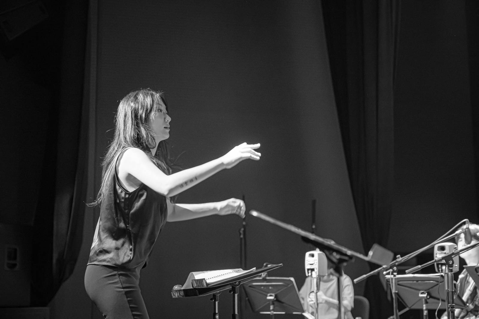 지금도 한국보다는 미국과 유럽에서 자신의 음악을 무대에 올리고 있다.