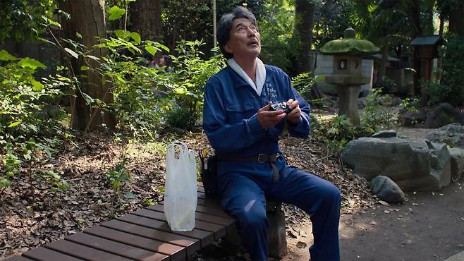 필름 카메라로 사진을 찍는 히라야마&nbsp;