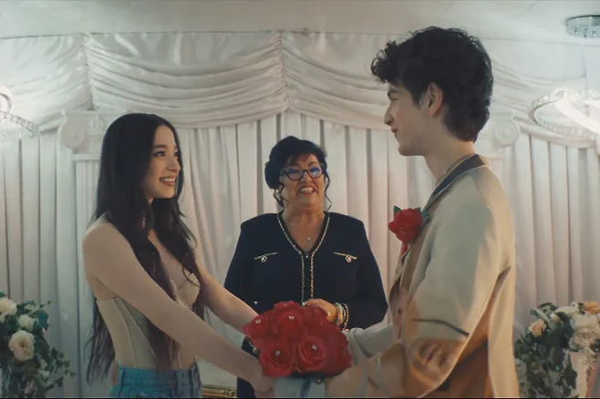 아노라(왼쪽)와 이반(오른쪽)이 결혼하는 장면