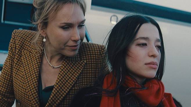 이반의 엄마(왼쪽)가 아노라(오른쪽)를 협박하는 장면