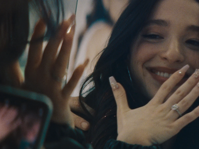 결혼 반지를 낀 아노라