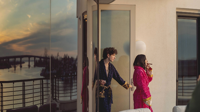 이반(왼쪽)과 아노라(오른쪽)_이반의 집에서