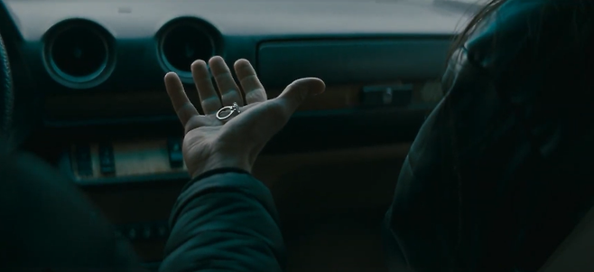 차 안에서 아노라에게 반지를 건네는 이고르