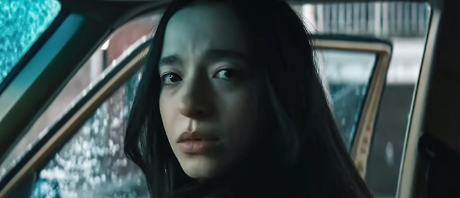 이고르를 바라보는 아노라