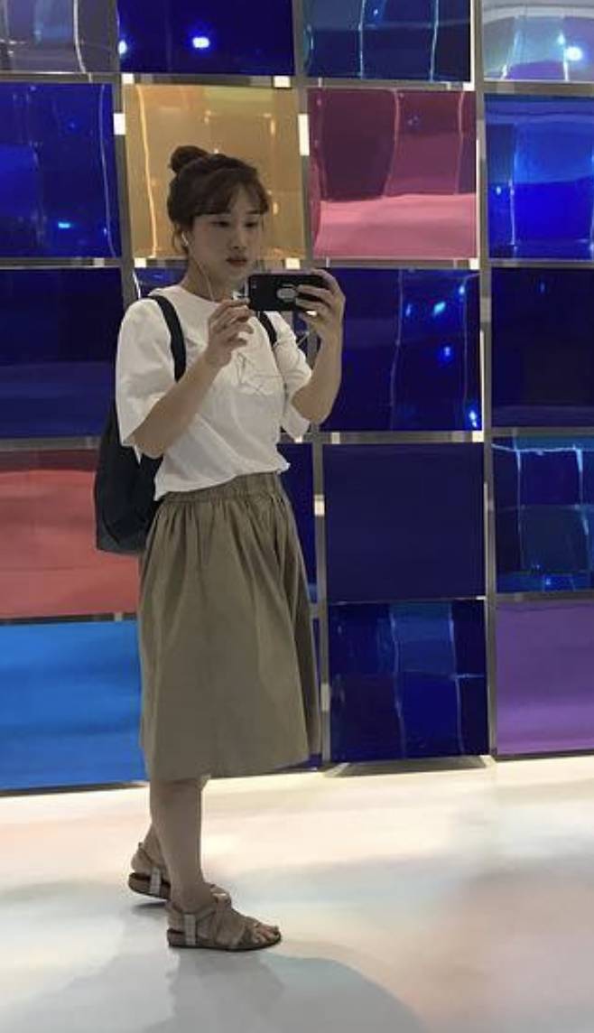 예전의 나. 저 흰 티, 놀랍게도 알렉산더왕이다. 알렉산더왕 티를 입고도, 전혀 알렉산더왕스럽지 않았던 나.