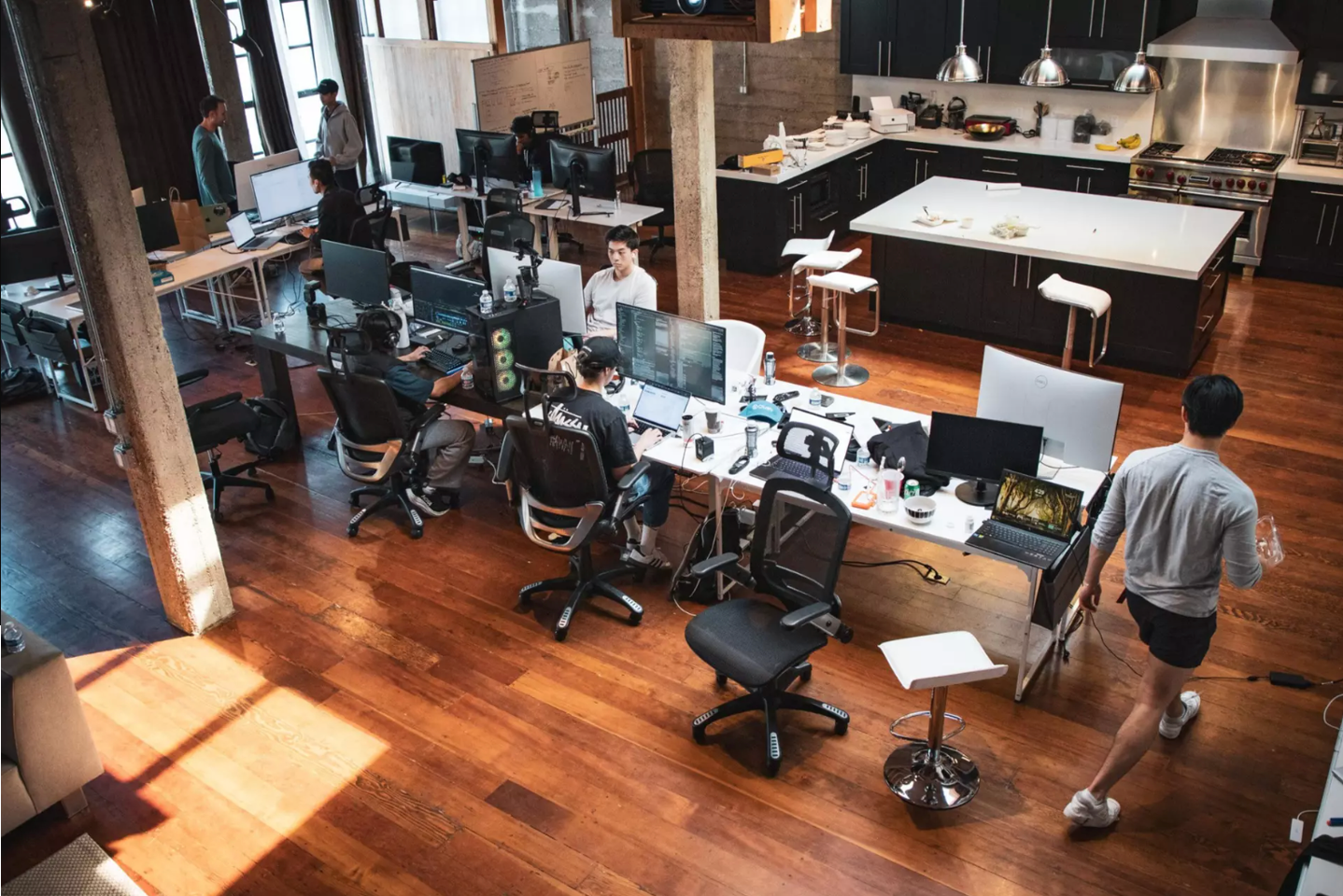 미국 샌프란시스코에 위치한 로이 리의 사무실 전경. 3층 건물에 침실 6개, 그리고 테슬라 모델 X를 위한 차고가 있다.