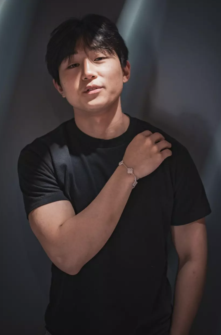 X에 게시물을 올려 얻은 수익금으로 구매한 Van Cleef & Arpels 팔찌를 자랑스럽게 보여주고 있다.