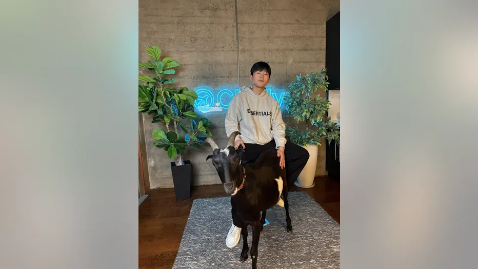 로이 리의 파격적이고 논란 가득한 행보가 과연 기존 마케팅 전략에 어떤 변화를 가져올지 귀추가 주목된다.