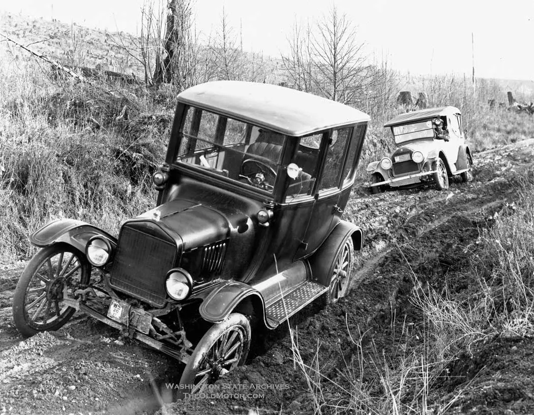 1910년대 초 비포장 도로를 달리는 초기 자동차들.이미지 출처 :&nbsp;takebackroads.com