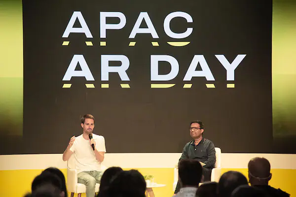 2023년 11월, 인도 뭄바이에서 열린 첫 APAC AR Day에서 Snap APAC 사장 아짓 모한과 대담 중인 에반 스피겔.이미지 출처 : Forbes India