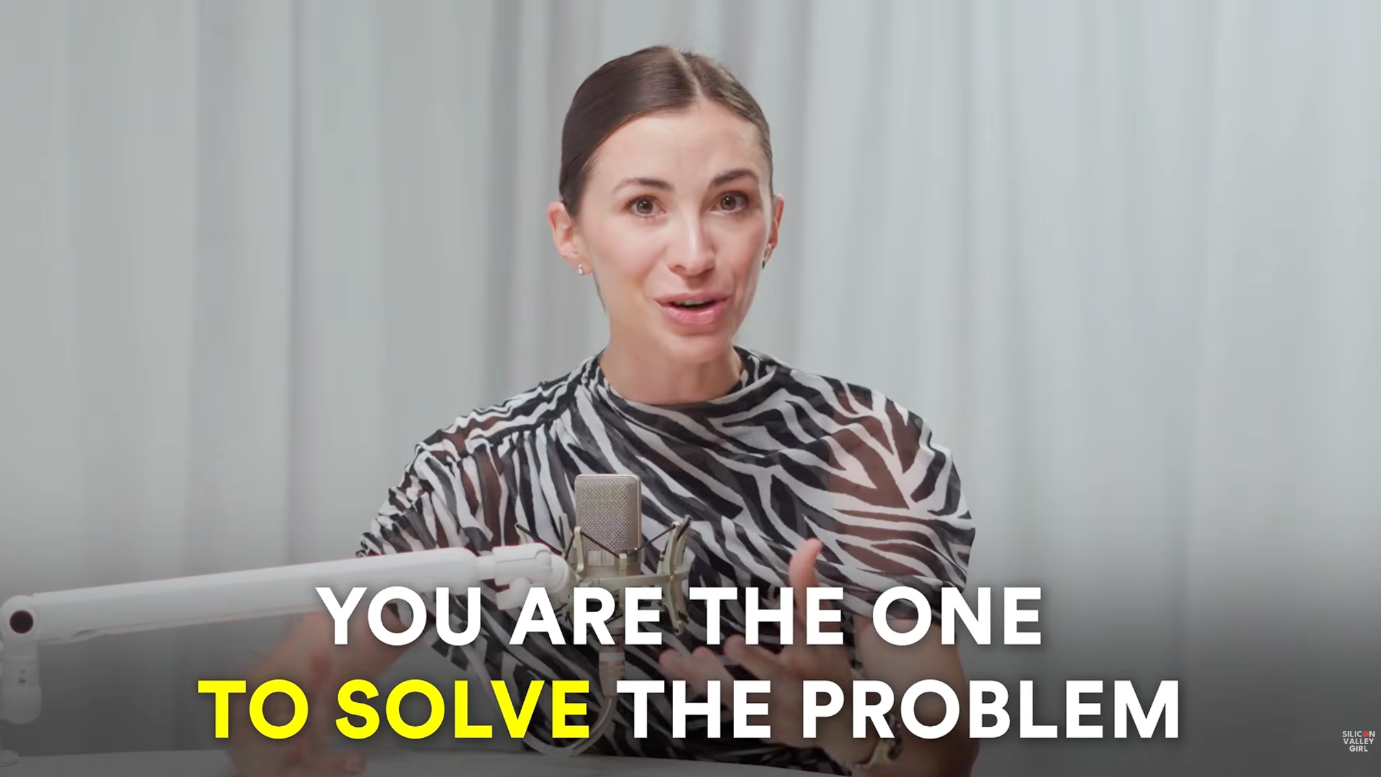 문제를 푸는 사람은 그 과정 안에 있는 사람이다.이미지 출처 : Youtube '7 Boring AI Businesses That Could Make You Rich', by&nbsp;Silicon Valley Girl