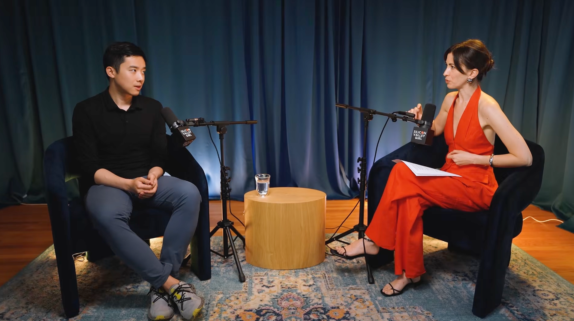 모길코와 인터뷰하는 제시 장. 이미지 출처 : Youtube '7 Boring AI Businesses That Could Make You Rich', by&nbsp;Silicon Valley Girl