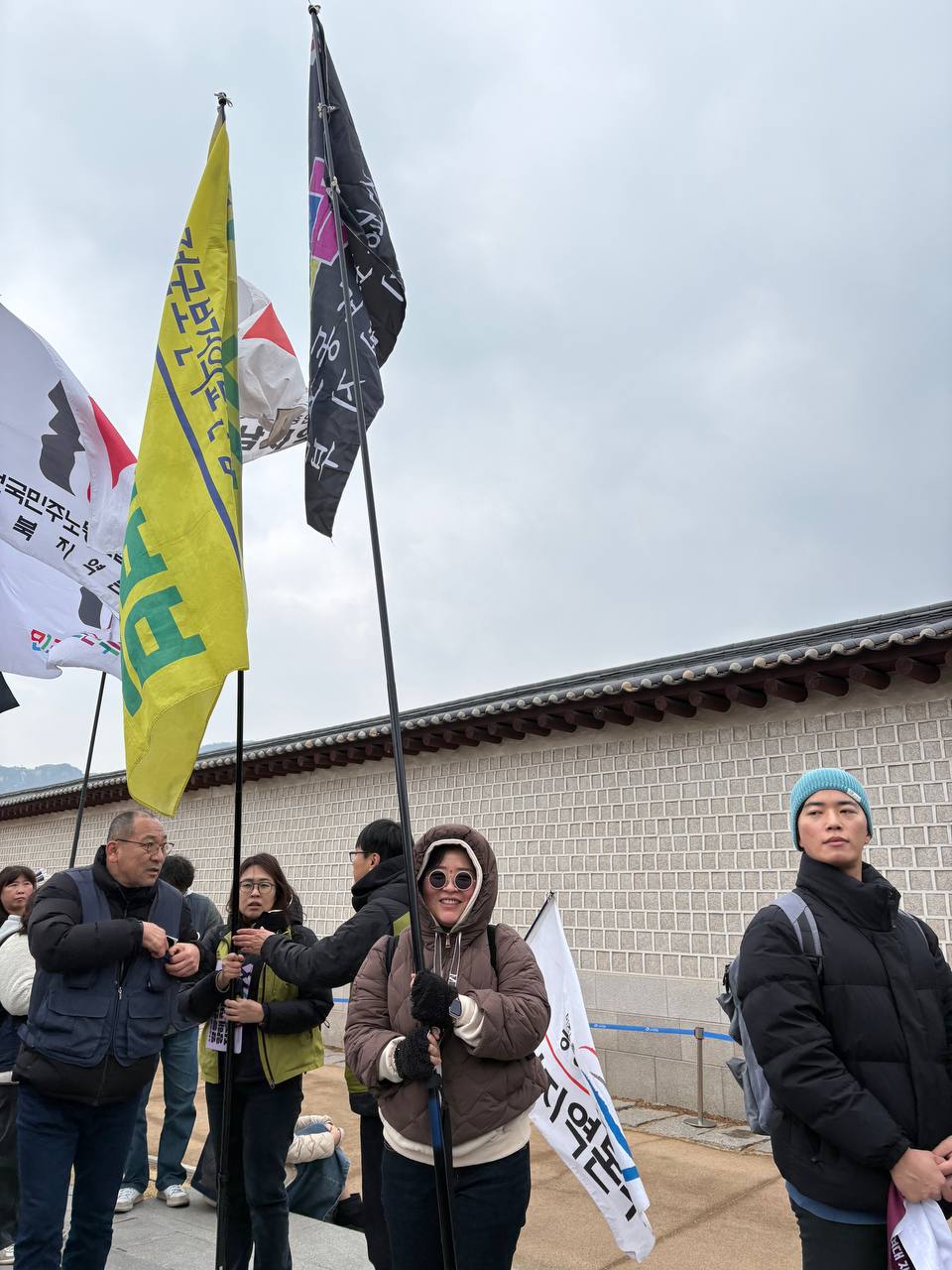 여성의날 정신계승 전국노동자대회에 참석한 이윤임 선전홍보실장이 교수노조 깃발을 들고 있다
